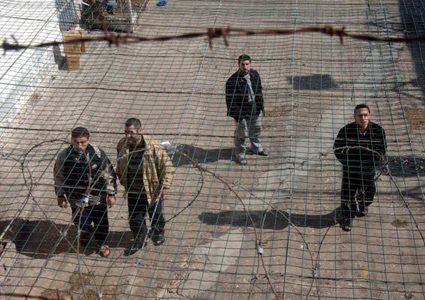 12 أسيرا يدخلون أعواما جديدة في سجون الاحتلال