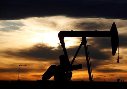 النفط يسجل المكاسب والخام الأمريكي يقفز بنحو دولارين