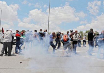 اصابات بالاختناق عقب قمع الاحتلال وقفة احتجاجية شرق يطا