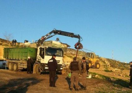 قوات الاحتلال تخطر بوقف العمل والبناء بـ 3منازل في زواتا