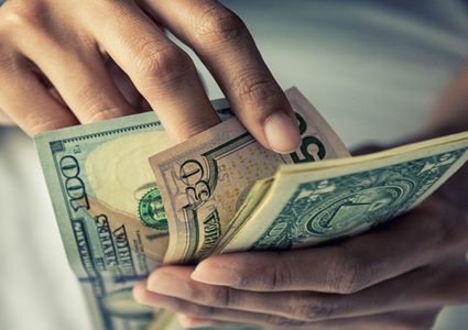 الدولار يرتفع مع تجدد مكاسب السندات الأمريكية