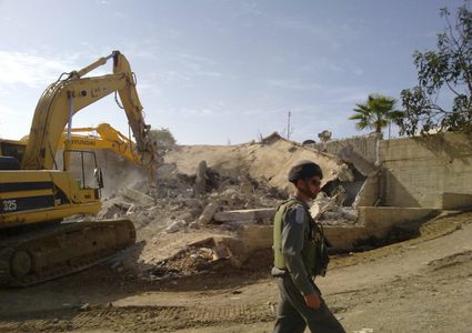 الاحتلال يهدم منزلاً قيد الانشاء وبئر مياه في الخليل