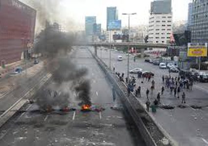حرق إطارات وإغلاق طرقات في لبنان