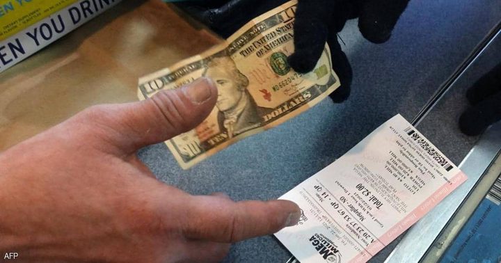 صدفة نادرة.. اشترى قطعة بسكويت ففاز بـ 250 ألف دولار