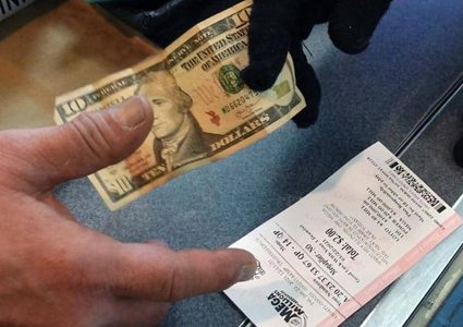 صدفة نادرة.. اشترى قطعة بسكويت ففاز بـ 250 ألف دولار