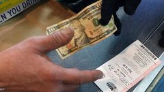 صدفة نادرة.. اشترى قطعة بسكويت ففاز بـ 250 ألف دولار