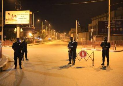 محافظ  قلقيلية يسلم اللجنة الطبية 10 مولدات أكسجين منزلية