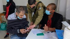 تطعيم آلاف العمال الفلسطينيين من حملة التصاريح ضد فيروس كورونا