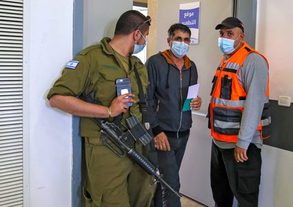 تطعيم آلاف العمال الفلسطينيين من حملة التصاريح ضد فيروس كورونا