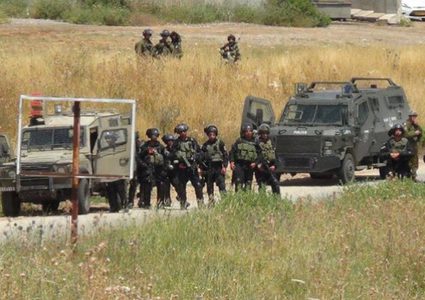 الاحتلال يغلق مدخل ماعين شرق يطا بالسواتر الترابية