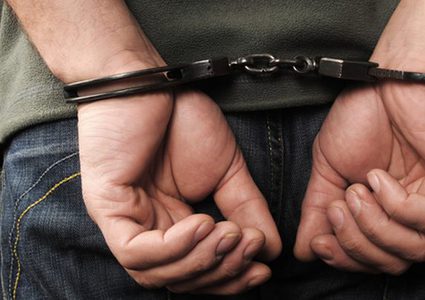 الشرطة تقبض على مشتبه به بقتل مواطن طعنًا في بيت سوريك