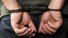 الشرطة تقبض على مشتبه به بقتل مواطن طعنًا في بيت سوريك