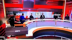 مذيع رياضي يتعرض لحادث مروع داخل الاستديو
