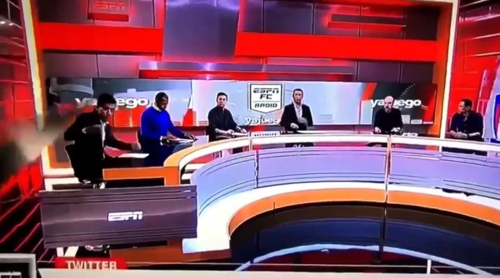 مذيع رياضي يتعرض لحادث مروع داخل الاستديو
