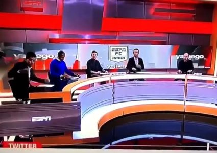 مذيع رياضي يتعرض لحادث مروع داخل الاستديو