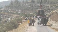 الاحتلال يوقف عملية تعبيد طريق في قرية أم الريحان