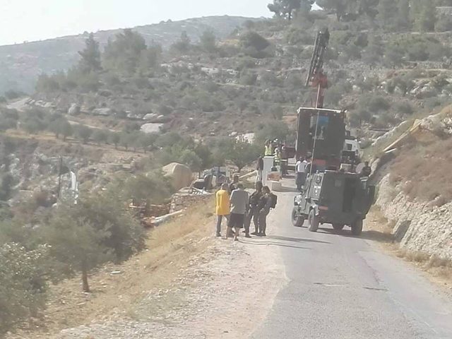 الاحتلال يوقف عملية تعبيد طريق في قرية أم الريحان