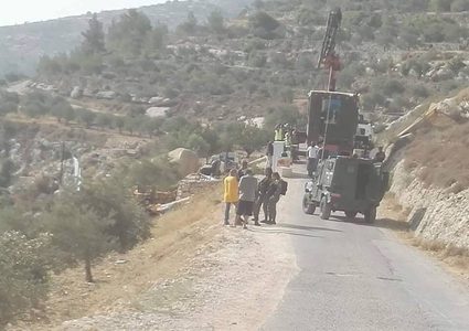 الاحتلال يوقف عملية تعبيد طريق في قرية أم الريحان