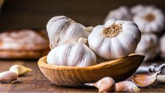ما هي فوائد قشر الثوم للصحة؟