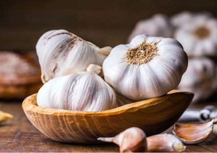 ما هي فوائد قشر الثوم للصحة؟