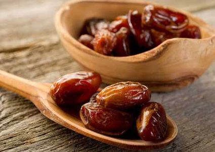 لماذا يجب عليك تناول التمر على الريق؟
