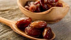 لماذا يجب عليك تناول التمر على الريق؟