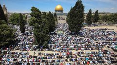 قوات الاحتلال تعتدي على المصلين بالأقصى وتعتقل 5 مواطنين