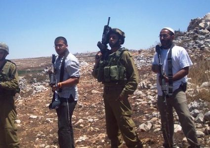 الخليل: إصابة مواطن وزوجته بجروح في اعتداء للمستوطنين