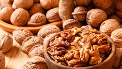 علماء ينصحون بتناول الجوز لضبط ضغط الدم في الجسم