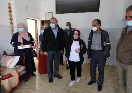 الهلال الأحمر يسلم المنازل المُرممة للأسر الفقير