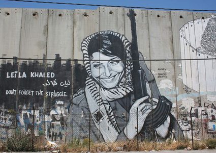 مائة فنان يزينون 500 جدار بعبارات وأبيات شعرية لخمسين كاتبا