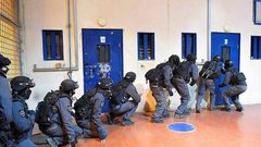 قوات الاحتلال تقتحم قسم (1) في سجن ريمون