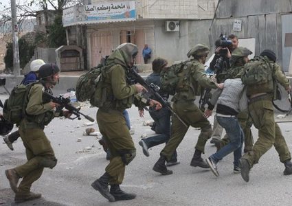 حملة اعتقالات تطال 20 مواطنا في الضفة