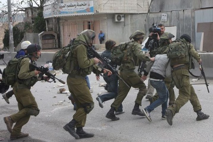 حملة اعتقالات تطال 20 مواطنا في الضفة