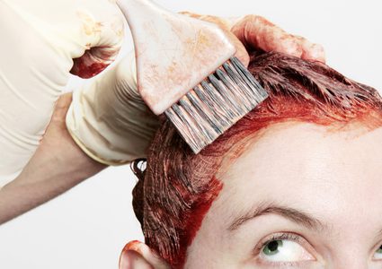 أفضل الطرق لإزالة صبغة الشعر عن الجلد