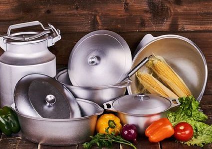 أبرز المخاطر الصحية المترتبة على تناول الطعام في أواني الألمنيوم
