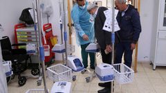 محافظ قلقيلية يسلم 10 أجهزة تنفس اصطناعي لمستشفى عمر القاسم