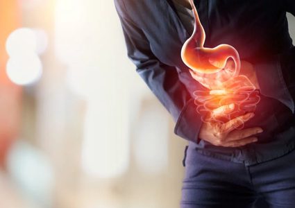4 أطعمة عليك تجنبها عند الشعور بألم المعدة