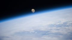 دراسة حديثة تكشف عن مميزات ذيل القمر