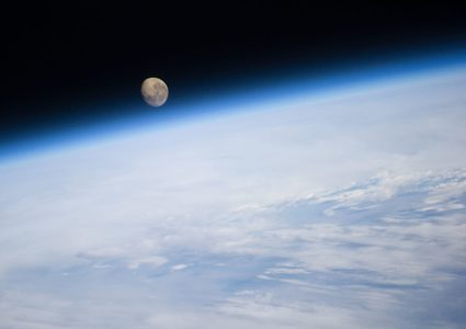 دراسة حديثة تكشف عن مميزات ذيل القمر