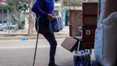شاب من غزة  فقد ساقه وعينه يعمل على نقل البضائع للمحلات التجارية