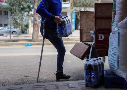 شاب من غزة  فقد ساقه وعينه يعمل على نقل البضائع للمحلات التجارية