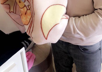 ولادة مُستعجلة .. حين أنقذت ممرضةٌ أم وطفلتها داخل سيارة!