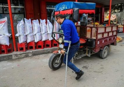 شاب من غزة  فقد ساقه وعينه يعمل على نقل البضائع للمحلات التجارية