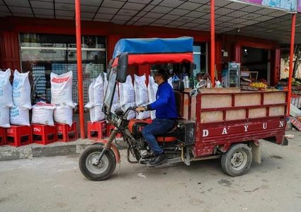 شاب من غزة  فقد ساقه وعينه يعمل على نقل البضائع للمحلات التجارية