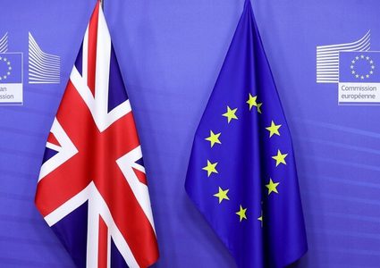 الاتحاد الأوروبي يهدد بحظر تصدير لقاحات كورونا لبريطانيا