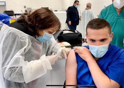 الصحة تحدد الفئات التي سيتم إعطاؤها اللقاحات التي ستصل اليوم وغدا