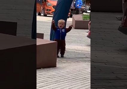 طفل انجليزي يغني لمحمد صلاح