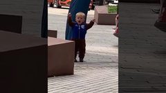 طفل انجليزي يغني لمحمد صلاح