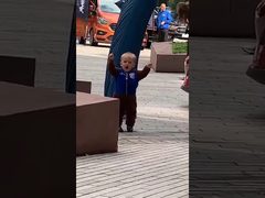 طفل انجليزي يغني لمحمد صلاح